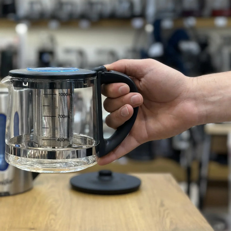چایساز سونیفر مدل SF2118 یک دستگاه روهمی (روی هم) است که برای جوشاندن آب و دمکردن چای یا دمنوش طراحی شده است. این مدل با ظرفیت کتری ۱.۸ لیتر و قوری ۱ لیتر، مناسب خانوادههای متوسط است و از جنس استیل ضدزنگ برای کتری و شیشه پیرکس برای قوری بهره میبرد.12 توان مصرفی ۱۵۰۰ وات آن جوش سریع آب را فراهم میکند و ویژگیهایی مانند المنت پنهان، سیستم قطع خودکار در صورت بیآبی و پایه چرخشی ۳۶۰ درجه، ایمنی و کاربری آسان را تضمین مینماید.3 این محصول عمدتاً در فروشگاههای آنلاین ایرانی مانند ترب و بانه عرضه میشود و به عنوان گزینهای اقتصادی برای جایگزینی سماور سنتی معرفی شده است.4