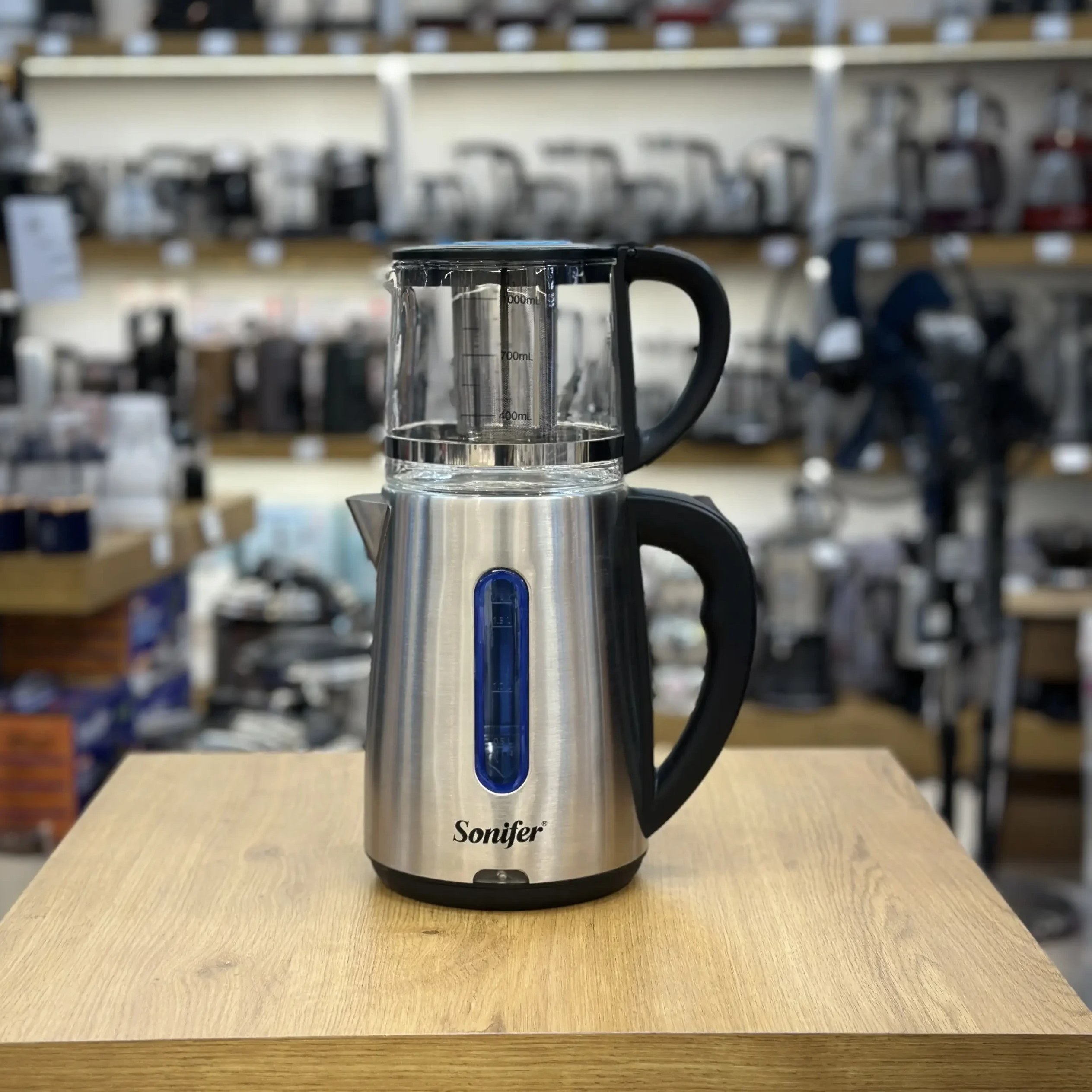 چای‌ساز سونیفر مدل SF2118 یک دستگاه روهمی (روی هم) است که برای جوشاندن آب و دم‌کردن چای یا دمنوش طراحی شده است. این مدل با ظرفیت کتری ۱.۸ لیتر و قوری ۱ لیتر، مناسب خانواده‌های متوسط است و از جنس استیل ضدزنگ برای کتری و شیشه پیرکس برای قوری بهره می‌برد.12 توان مصرفی ۱۵۰۰ وات آن جوش سریع آب را فراهم می‌کند و ویژگی‌هایی مانند المنت پنهان، سیستم قطع خودکار در صورت بی‌آبی و پایه چرخشی ۳۶۰ درجه، ایمنی و کاربری آسان را تضمین می‌نماید.3 این محصول عمدتاً در فروشگاه‌های آنلاین ایرانی مانند ترب و بانه عرضه می‌شود و به عنوان گزینه‌ای اقتصادی برای جایگزینی سماور سنتی معرفی شده است.4