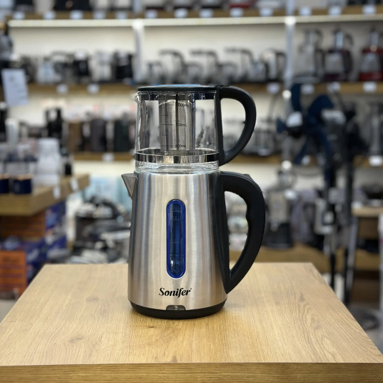 چایساز سونیفر مدل SF2118 یک دستگاه روهمی (روی هم) است که برای جوشاندن آب و دمکردن چای یا دمنوش طراحی شده است. این مدل با ظرفیت کتری ۱.۸ لیتر و قوری ۱ لیتر، مناسب خانوادههای متوسط است و از جنس استیل ضدزنگ برای کتری و شیشه پیرکس برای قوری بهره میبرد.12 توان مصرفی ۱۵۰۰ وات آن جوش سریع آب را فراهم میکند و ویژگیهایی مانند المنت پنهان، سیستم قطع خودکار در صورت بیآبی و پایه چرخشی ۳۶۰ درجه، ایمنی و کاربری آسان را تضمین مینماید.3 این محصول عمدتاً در فروشگاههای آنلاین ایرانی مانند ترب و بانه عرضه میشود و به عنوان گزینهای اقتصادی برای جایگزینی سماور سنتی معرفی شده است.4